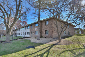 Oakridge Apartments in Wyoming, MN - Foto de edificio - Building Photo