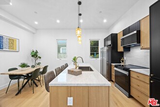 2324 S Dunsmuir Ave in Los Angeles, CA - Building Photo - Building Photo