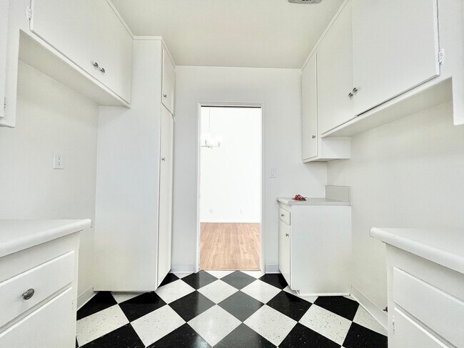 333 Rexford Dr-Unit -8 in Beverly Hills, CA - Building Photo - Building Photo