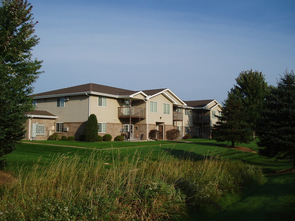 Charlotte Court Apartments in Antigo, WI - Foto de edificio