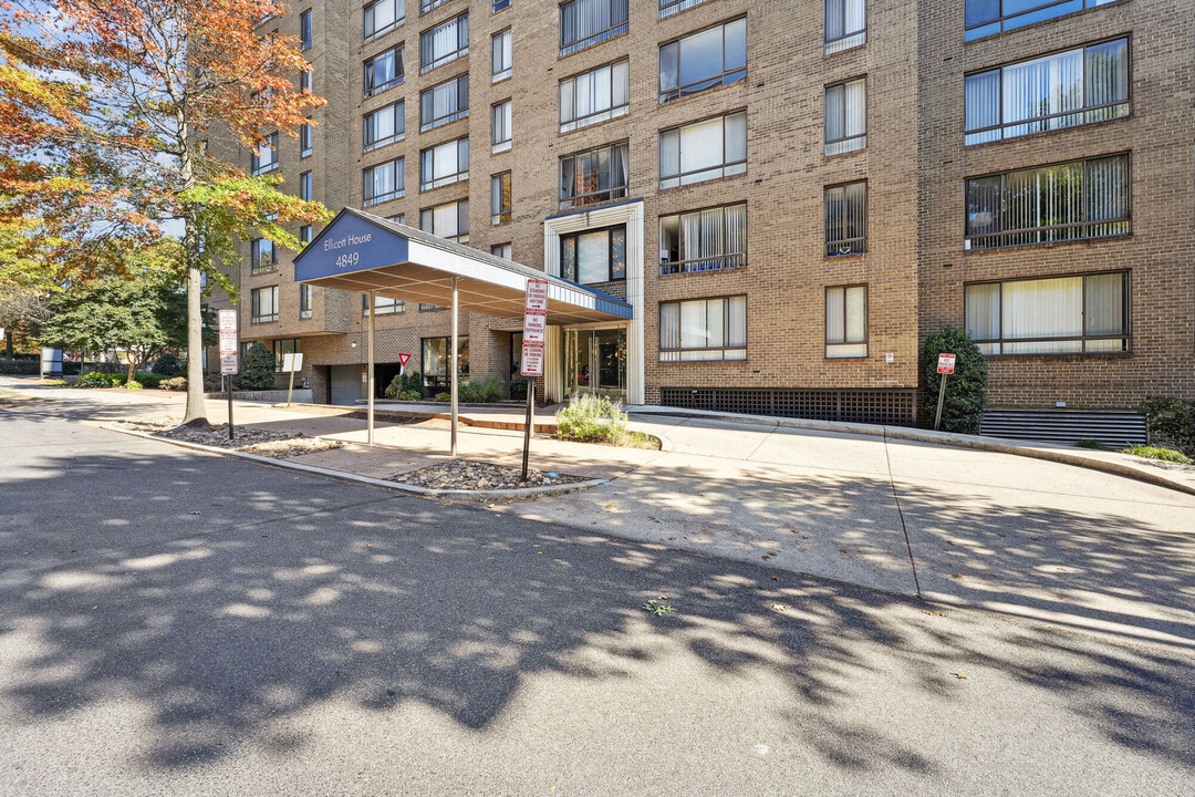 Ellicott House in Washington, DC - Building Photo