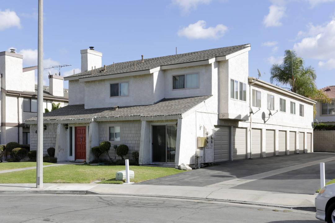 18852-18862 Smokewood Dr in Huntington Beach, CA - Building Photo