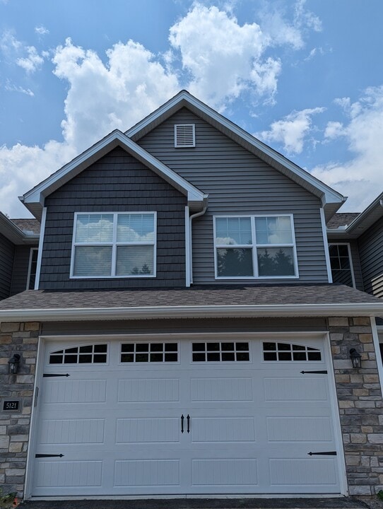 Ravina Townhomes in Sylvania, OH - Foto de edificio