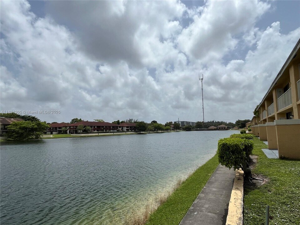 450 NW 214th St in Miami Gardens, FL - Foto de edificio