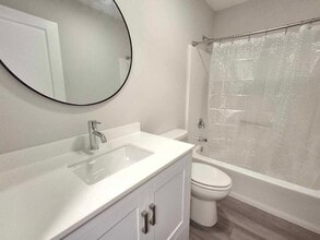 123 Northampton Dr in Holmdel, NJ - Foto de edificio - Building Photo