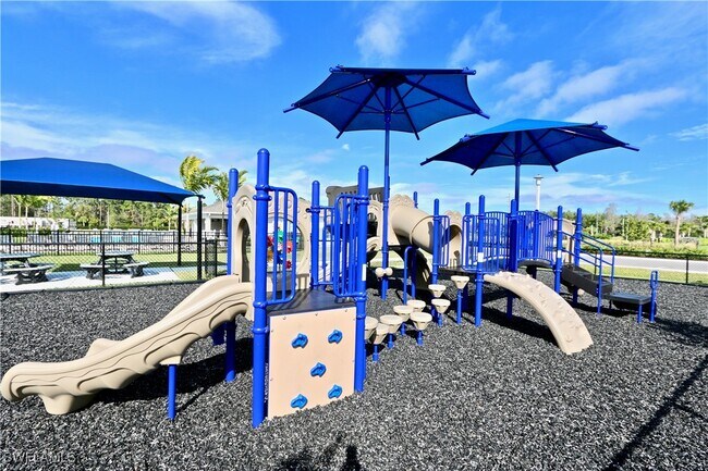 15413 Wildflower Cir in Naples, FL - Building Photo - Building Photo