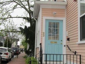 22 Mt Vernon St in Newport, RI - Building Photo - Building Photo