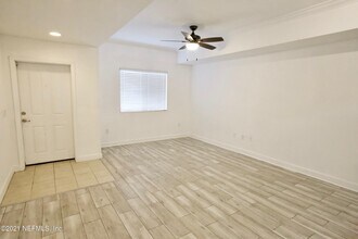 9745 Touchton Rd in Jacksonville, FL - Foto de edificio - Building Photo