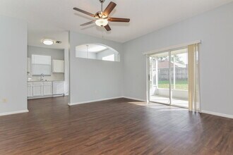 327 Sand Ridge Dr in Valrico, FL - Foto de edificio - Building Photo