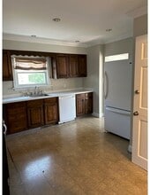 22 Roundy St, Unit 2 in Beverly, MA - Building Photo - Building Photo