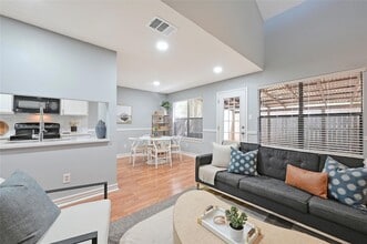 512 Eberhart Ln, Unit 303 in Austin, TX - Building Photo - Building Photo