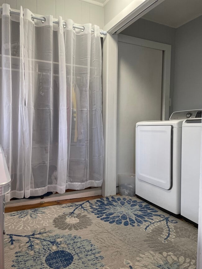 20 Crescent St, Unit 2 in Biddeford, ME - Foto de edificio - Building Photo