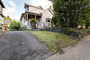 1913 SE Stark St in Portland, OR - Building Photo