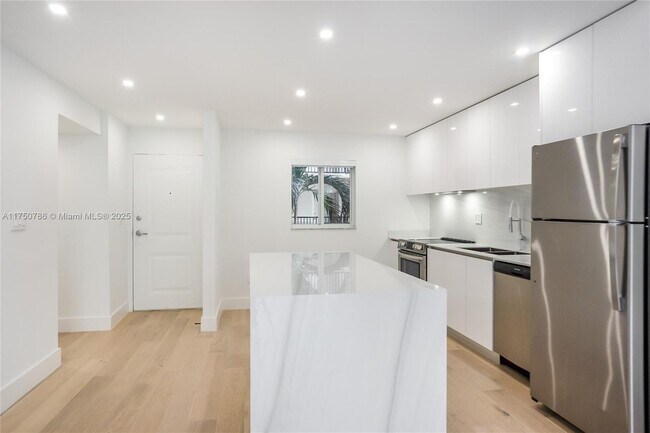 17105 N Bay Rd in Sunny Isles Beach, FL - Building Photo - Building Photo
