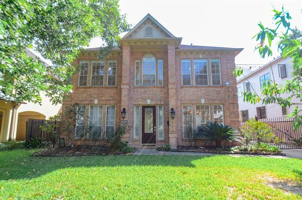 4813 Holly St in Bellaire, TX - Foto de edificio