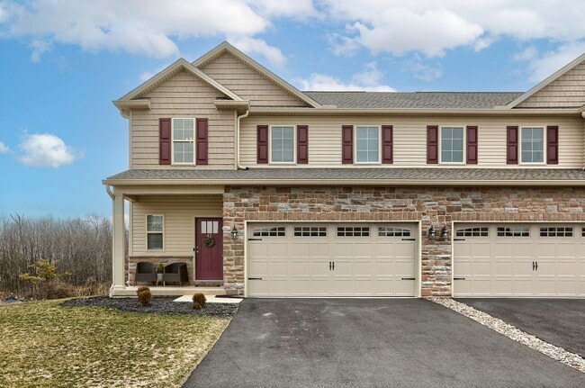 42 Crest View in Carlisle, PA - Building Photo - Building Photo