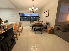 10280 NW 9th St Cir in Miami, FL - Building Photo