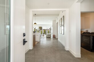 361 W Sunview Ave in Palm Springs, CA - Foto de edificio - Building Photo