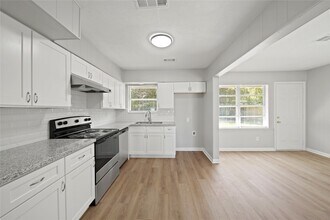 5870 Reed Rd in Houston, TX - Building Photo - Building Photo