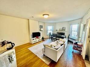 910 Beacon St, Unit 2 in Boston, MA - Foto de edificio - Building Photo