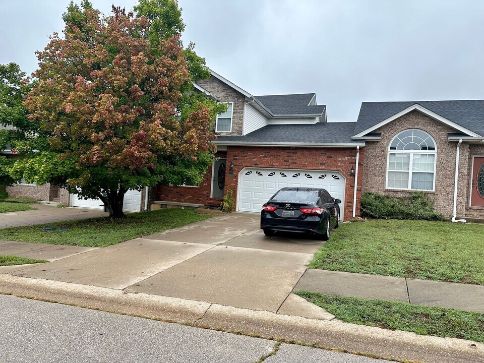 301 Carmel Valley Way in St. Robert, MO - Building Photo