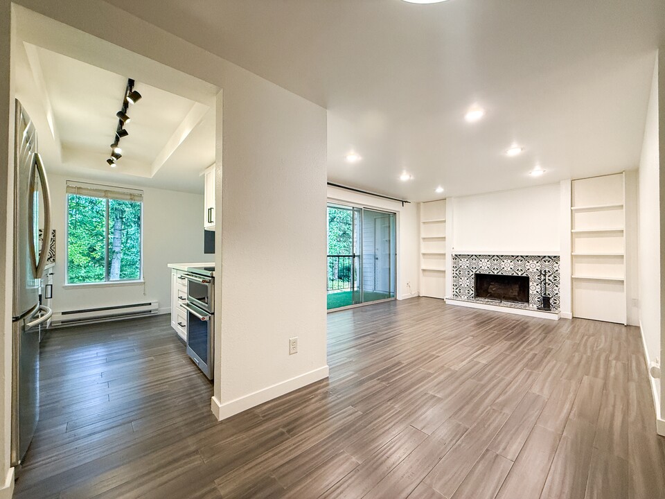 4717 W Lake Sammamish Pkwy SE in Issaquah, WA - Building Photo
