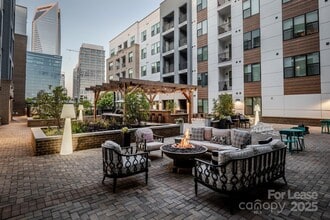 101 W Morehead St in Charlotte, NC - Building Photo - Building Photo