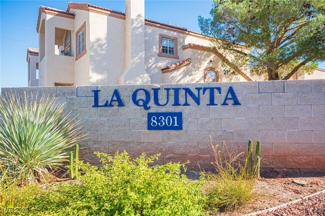 8301 Boseck Dr in Las Vegas, NV - Foto de edificio - Building Photo