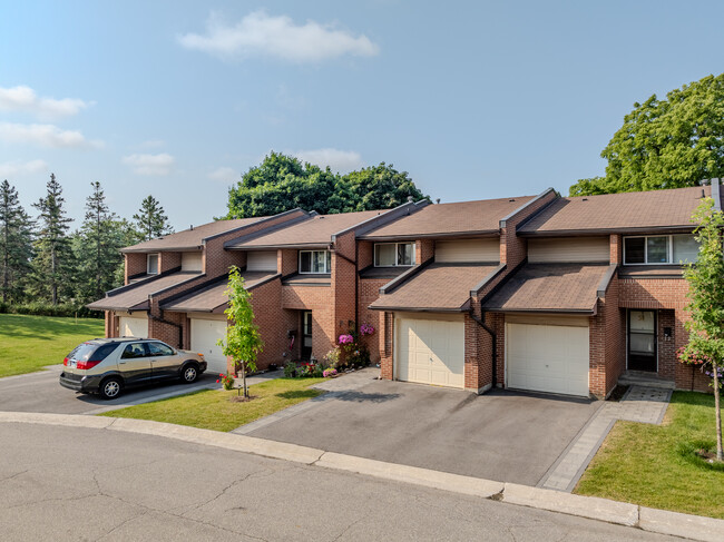 2301 Derry Road W Townhomes in Mississauga, ON - Building Photo - Building Photo