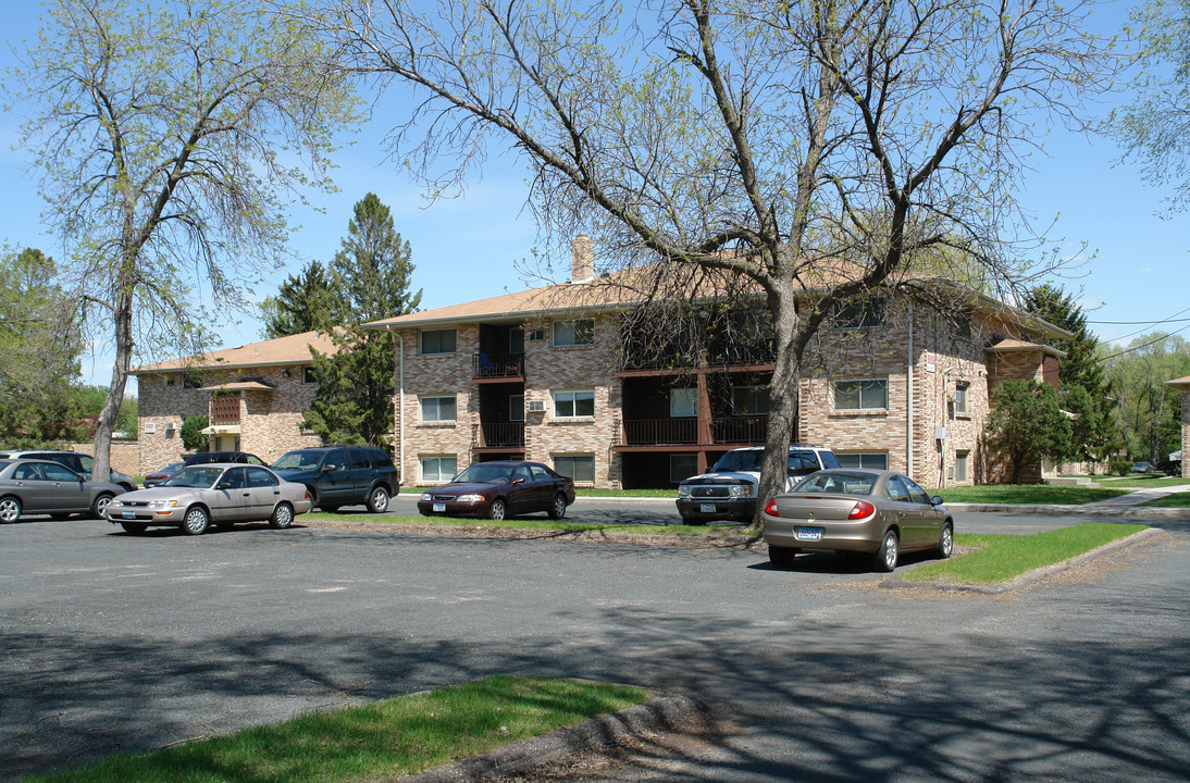 Nicollet Court in Bloomington, MN - Foto de edificio