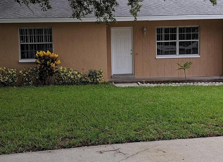 3320 Barnsdale Dr in Largo, FL - Building Photo
