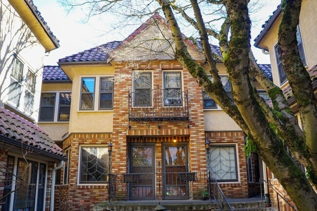 property at 912 SW Vista Ave