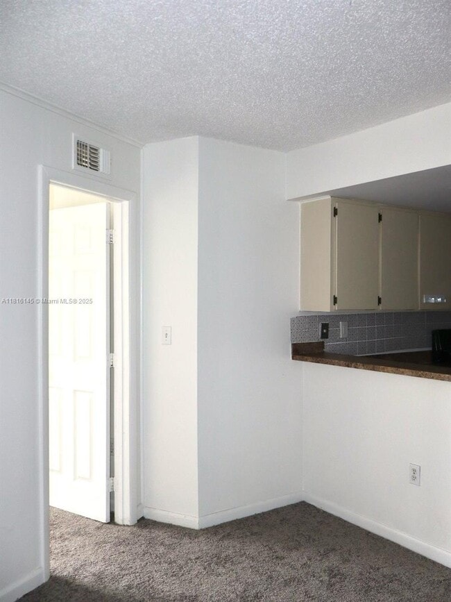 6995 NW 186th St in Hialeah, FL - Building Photo - Building Photo