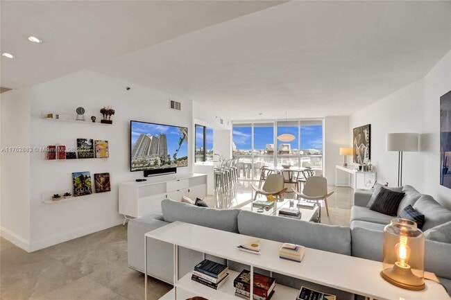 400 Alton Rd, Unit 911 in Miami Beach, FL - Building Photo - Building Photo