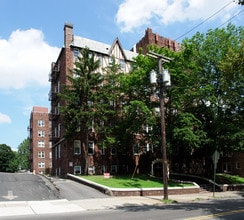 Broadway Manor in Bloomfield, NJ - Foto de edificio - Building Photo