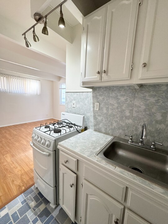 7032 Hawthorn Ave in Los Angeles, CA - Building Photo