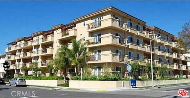 11911 Mayfield Ave in Los Angeles, CA - Building Photo - Building Photo