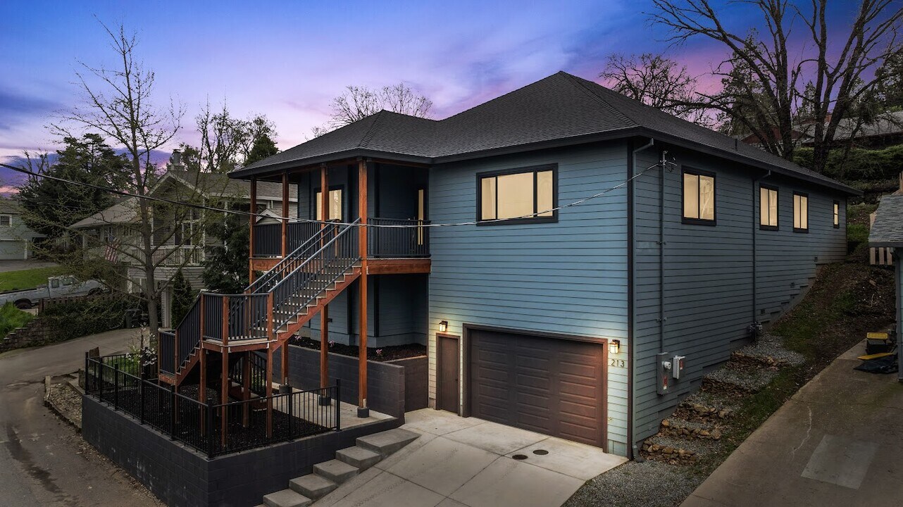 213 Peek St in Jackson, CA - Building Photo