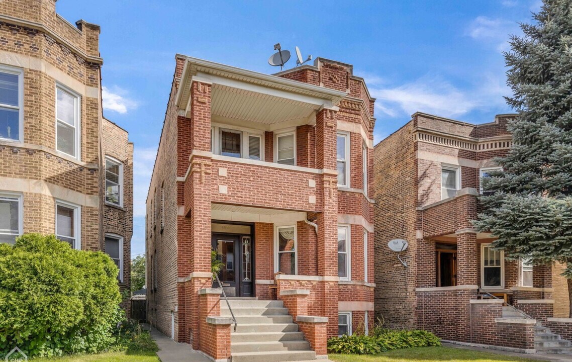 4930 W Hutchinson St, Unit 2 in Chicago, IL - Building Photo