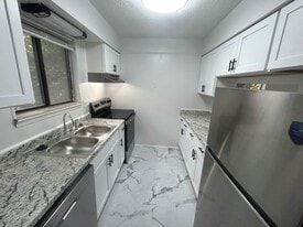 240 Jamil Rd in Columbia, SC - Building Photo