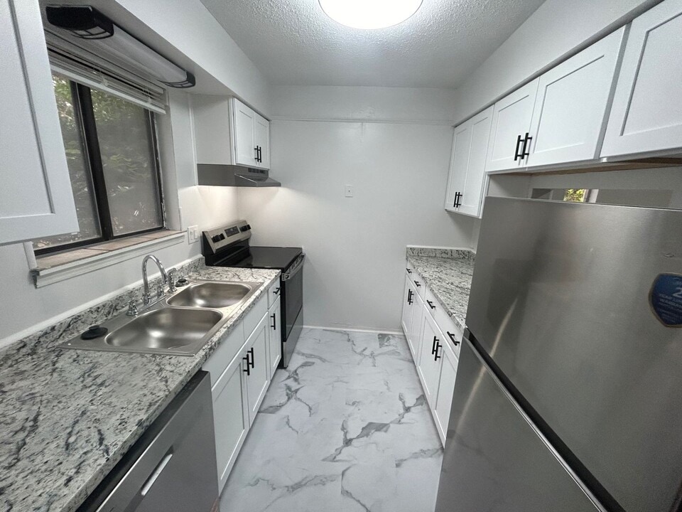 240 Jamil Rd in Columbia, SC - Building Photo