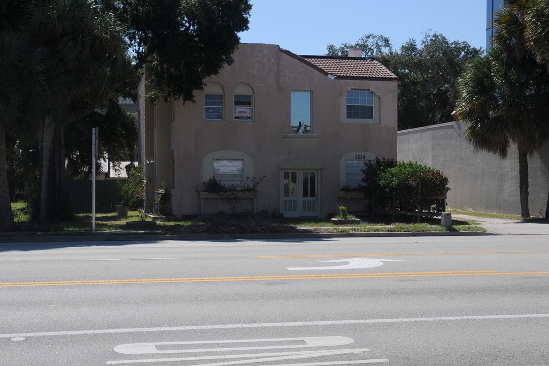 1219 E Strawbridge Ave in Melbourne, FL - Building Photo