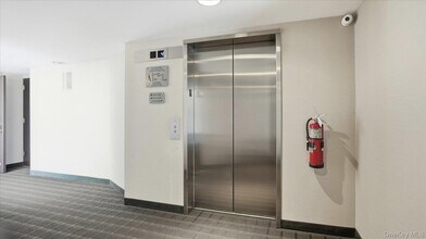 100 Cutter Mill Rd in Great Neck, NY - Building Photo - Building Photo