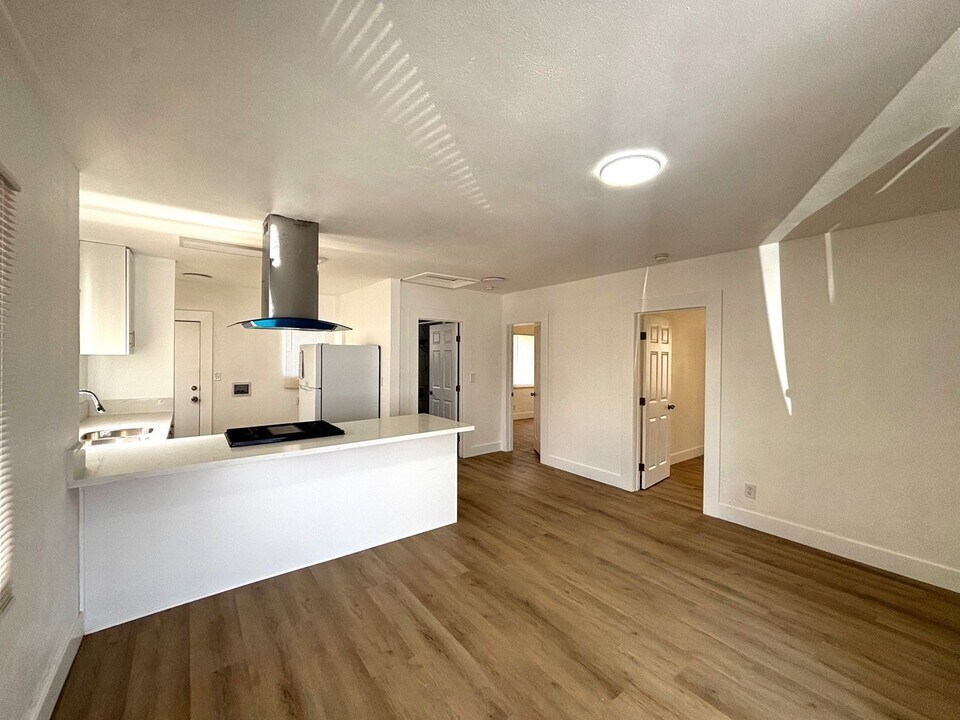 4701 S Figueroa St in Los Angeles, CA - Building Photo