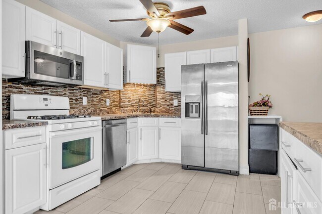 46 Prestwick Way in Edison, NJ - Building Photo - Building Photo