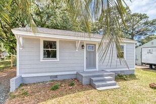 2211 Beech St in Savannah, GA - Building Photo