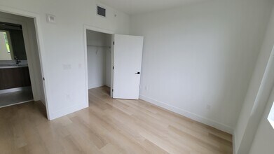 2533 NE 183rd St, Unit A1 in North Miami Beach, FL - Building Photo - Building Photo