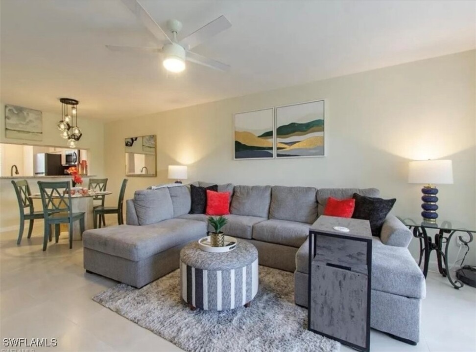 1051 Eastham Way in Naples, FL - Building Photo