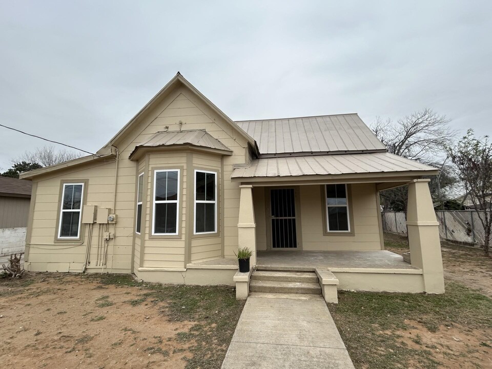 1407 Salinas Ave in Laredo, TX - Building Photo