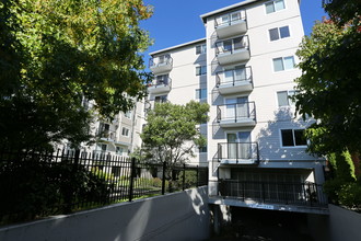 King Arthurs Court in Seattle, WA - Foto de edificio - Building Photo